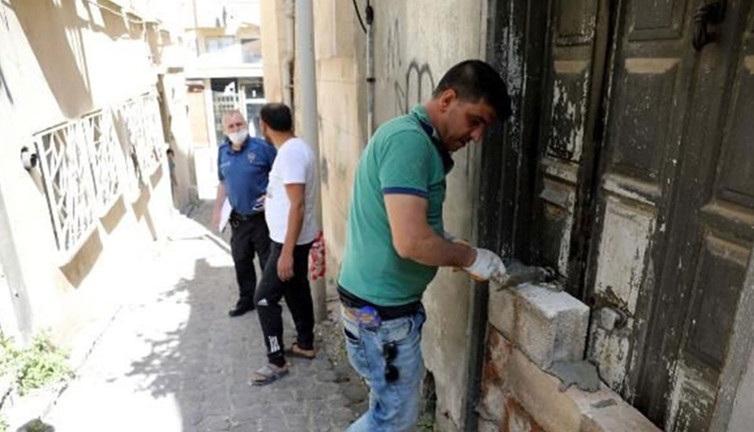 Hırsızlığa karşı kapılara duvar ördüler