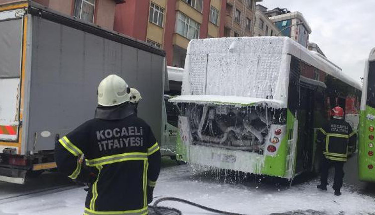 Kocaeli'de seyir halindeki otobüs alev aldı
