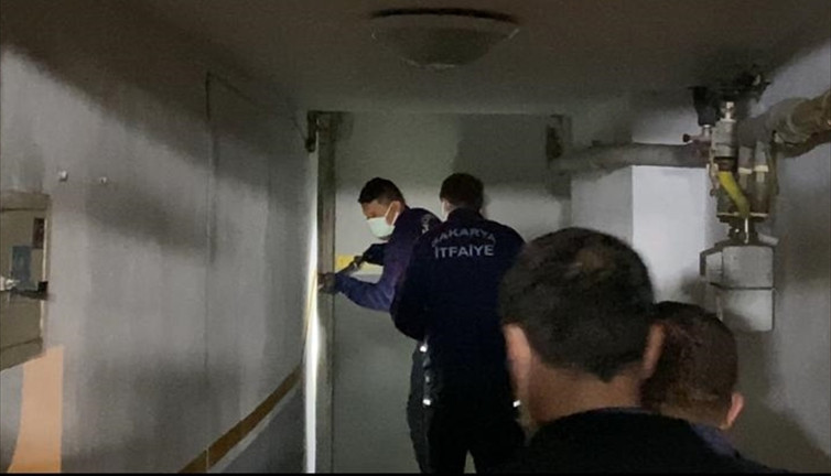 Polisi görünce kendilerini büfeye kilitlediler