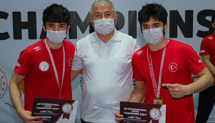 İkiz güreşçiler finalde karşı karşıya geldi