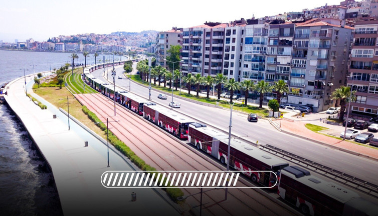 Tunç Soyer duyurdu: Sosyal mesafe kuralına uymayınca 7 km kuyruk oluştu