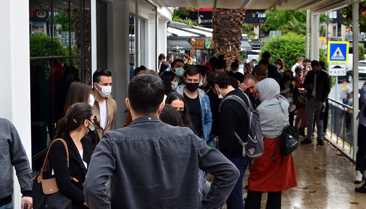 Evlenmek için akın ettiler. İzin çıktı uzun kuyruklar oluştu