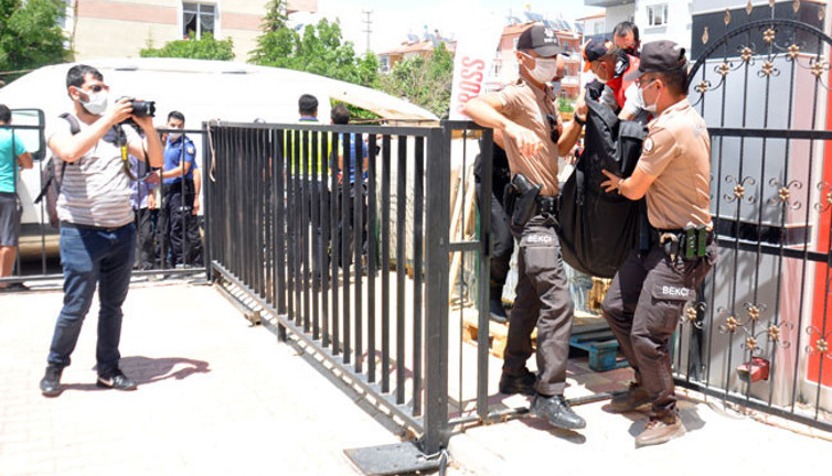 Markette, yük asansörünün altında kalan işçi hayatını kaybetti