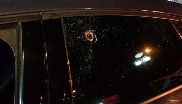 Tıp merkezi önündeki otomobilde başından vurulmuş halde bulundu