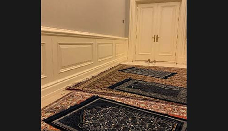 İktidara yakın yazardan “Bak namaz kılıyorum” pozu