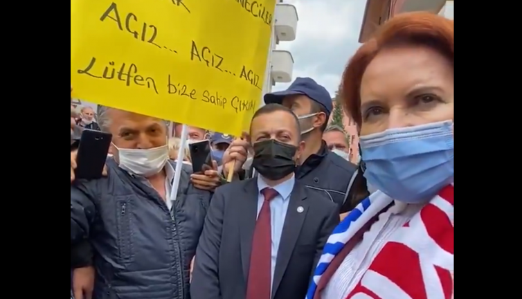 Akşener kıraathaneci bir esnafın pankartını İYİ Parti grup toplantısında çıkarmak için aldı