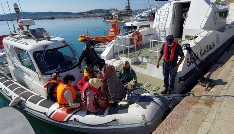 Yunanistan'ın ölüme terk ettiği 17 göçmen kurtarıldı