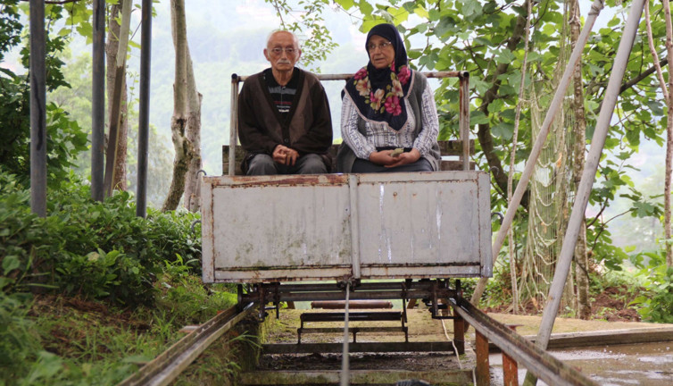 Evine ulaşabilmek için vagonlu raylı sistem kurdu