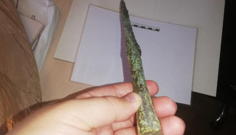 Dere kenarında tarihi mızrak ucu bulundu