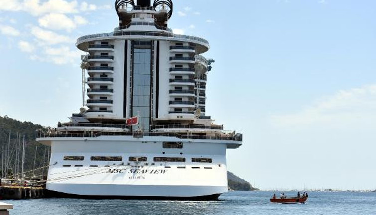 Yüzen Kasaba Marmaris'e demir attı