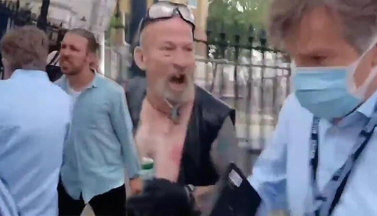 Kısıtlama karşıtları BBC muhabirine sokak ortasında saldırdı