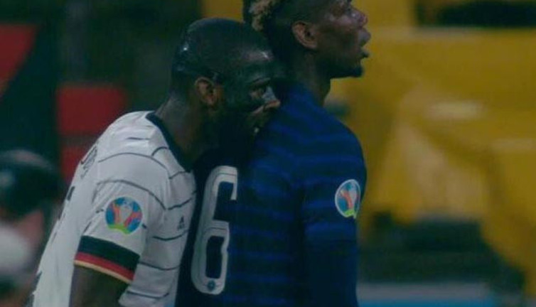 Sahanın ortasında arkadaşını sırtından 'hart' diye ısırdı