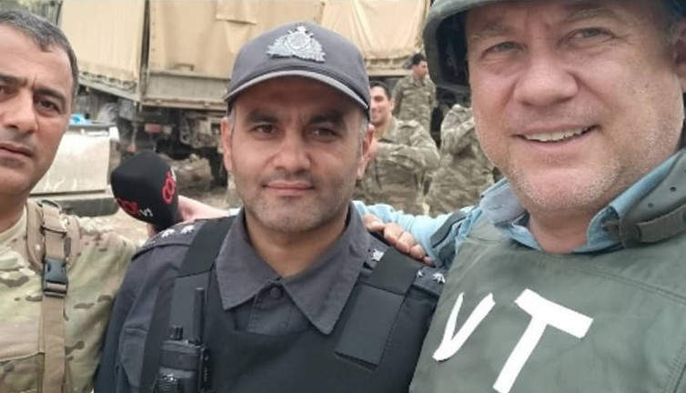 Dedi ki, "Burada matbuatcılar var, ellerinde şeklin var"