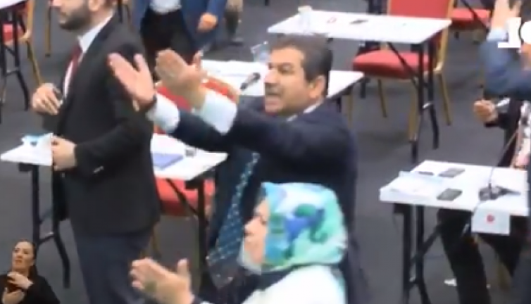 İbb Meclisi'nde gerginlik: FETÖ hatırlatılınca kürsüye yürüdüler