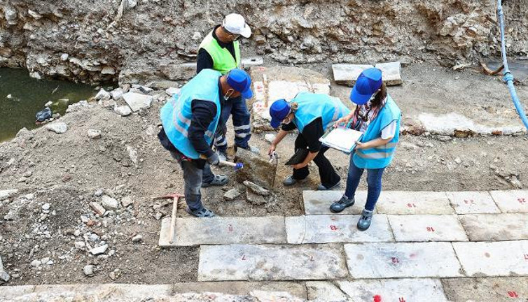 İzmir'de altyapı kazısında 300 yıllık bedesten bulundu