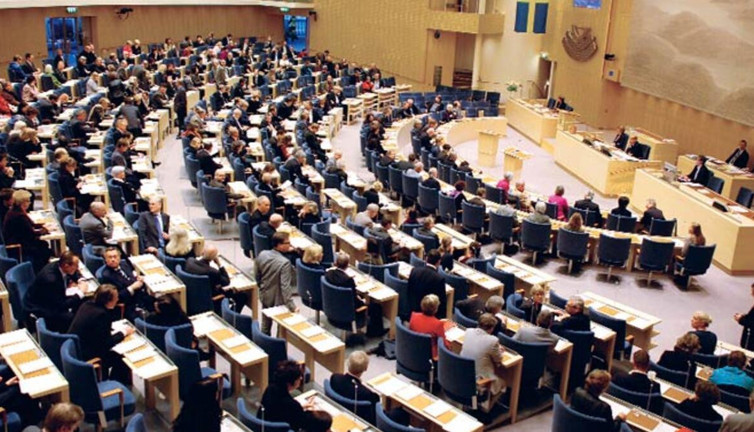 İsveç'te güvenoyu alamayan hükümet düştü