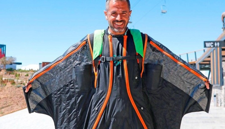 Fethiye'deki evine her gün kuş gibi uçarak gidiyor