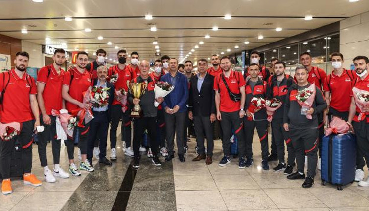 Şampiyon yurda döndü