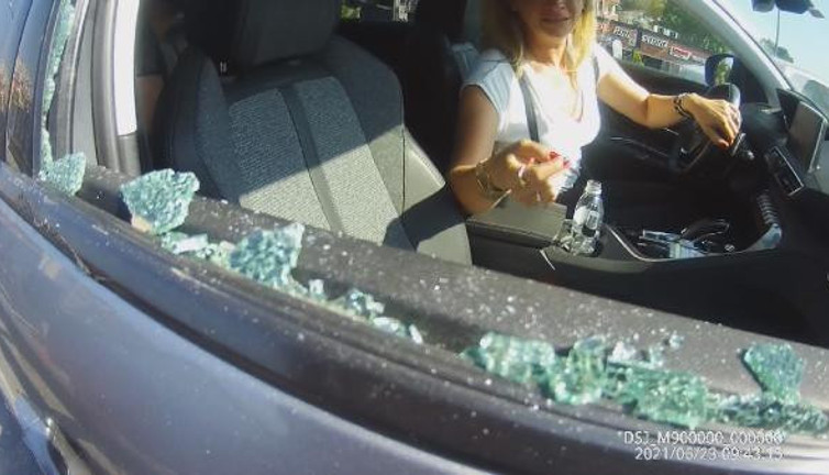 Beyoğlu'nda dehşet! Kadın sürücüyü konsolosluk aracında soydular