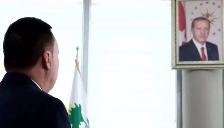 AKP’li başkandan Erdoğan'ın portresi önünde saygı duruşu