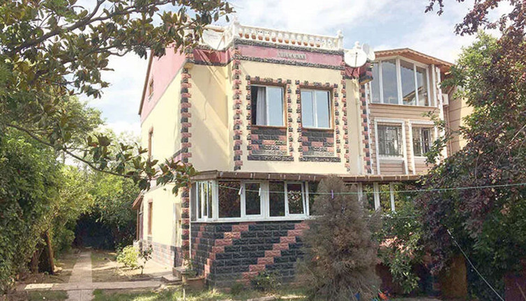 Villadaki sırrı polis çözdü. Tüm camları aynayla kapalı ve hiç açılmıyordu