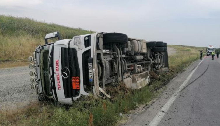 Silivri'de yakıt tankeri devrildi