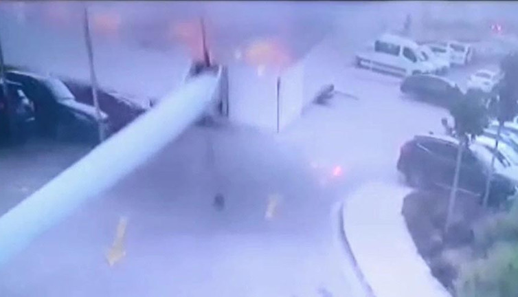 Fırtınada dev tabela araçların üzerine böyle düştü