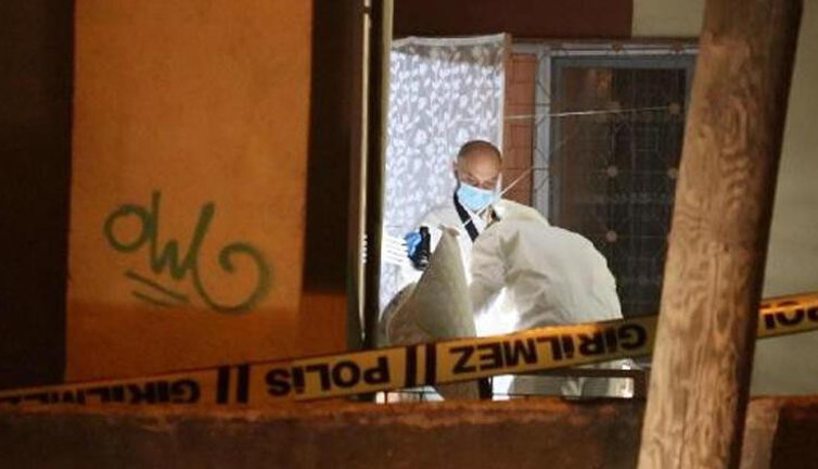 Annesini öldürüp çuval içinde balkona koydu