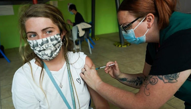 Erdoğan'ın '100 sterlin alıyorlar' dediği İngiltere'de Covid-19 aşısı ücretsiz çıktı