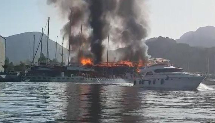 Marmaris'te milyonluk tekne küle döndü. Alevler dakikalar içinde sardı