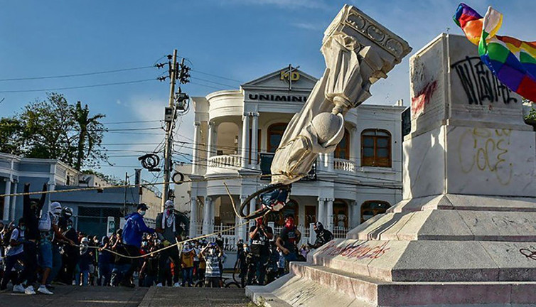 Kristof Kolomb’un adını verdiği ülkede heykelini böyle devirdiler
