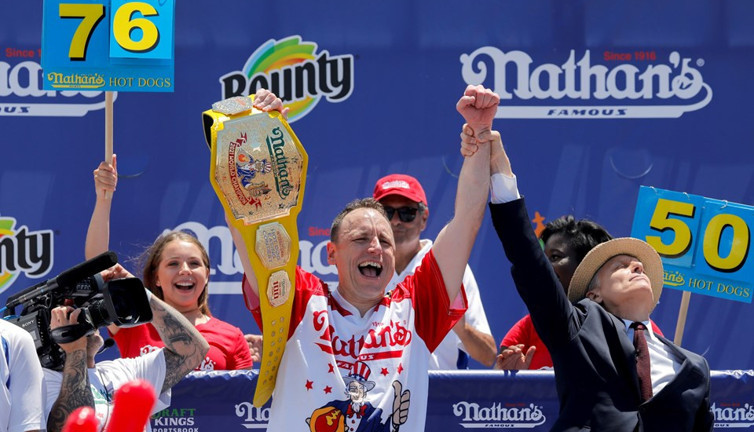 Dünya rekoru: 10 dakikada 76 sosisli sandviç yedi