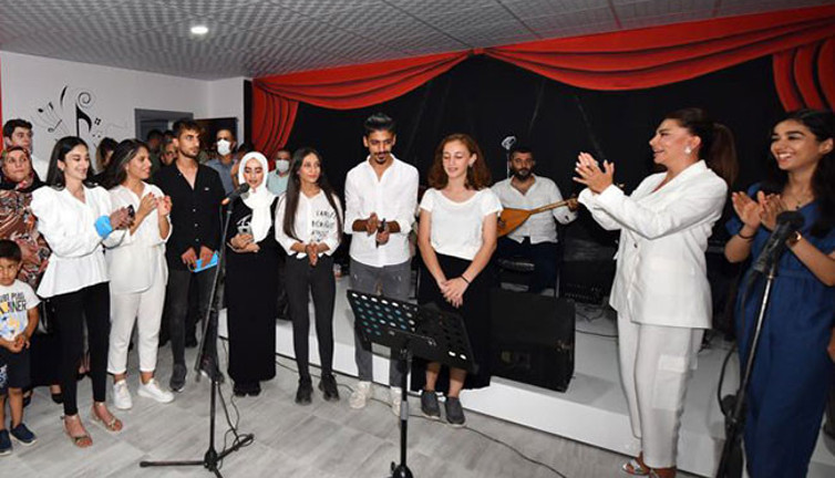 Ebru Yaşar Gülseven Ortaokulu'nda müzik ziyafeti. Ebru Yaşar öğrencilerle birlikte şarkı söyledi