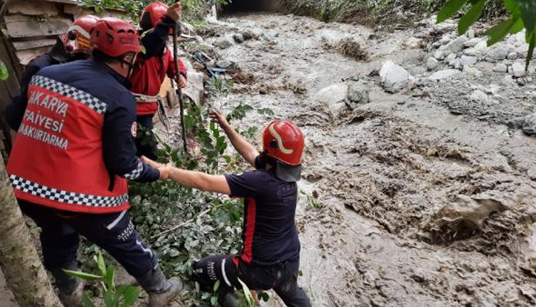 Taşan dere direkle birlikte Sami amcayı yuttu