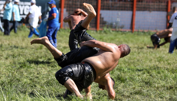 Kırkpınar Yağlı Güreşleri'nde 2. gün müsabakaları başladı