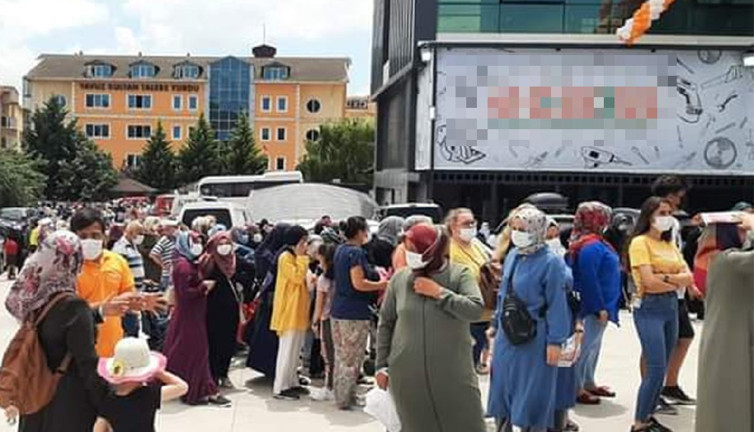 Halk üç gündür indirim kuyruğunda! İzdiham oluştu, bayılanlar oldu…