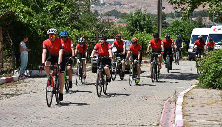 11 şehidin kabristan toprağı yola çıkartıldı