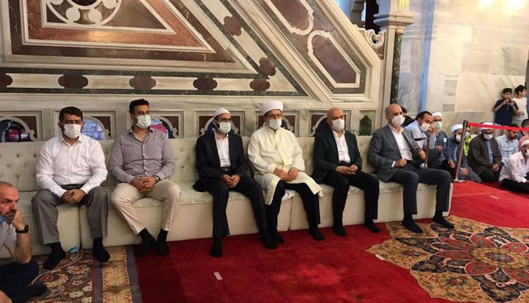 Protokol koltuğunu camiye de soktular