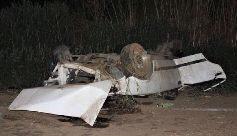 İzmir'de otomobil takla attı: 2'si ağır 3 yaralı