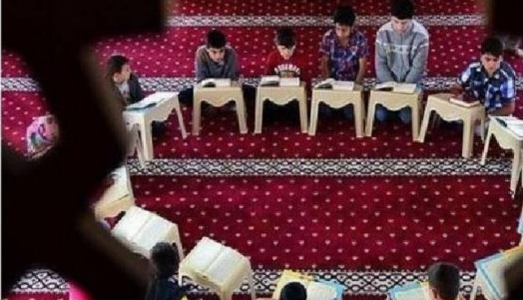 Kuran kursunda kapı koluna asılı bulunmuştu