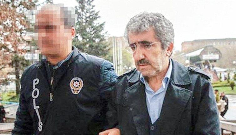 Üniversitede görevli lojmanda kalıyor maaş da alıyor