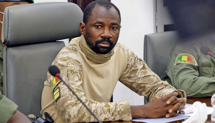 Geçici cumhurbaşkanına camide bıçaklı saldırı