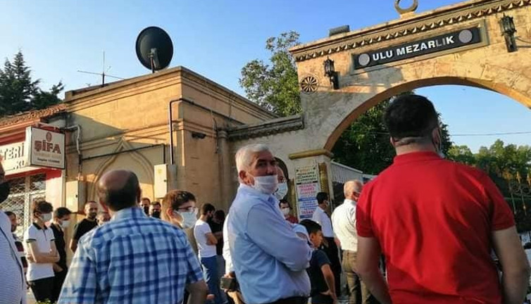 Mezarlığa gelenler şoke oldu. Belediye Başkanı'ndan ilginç açıklama