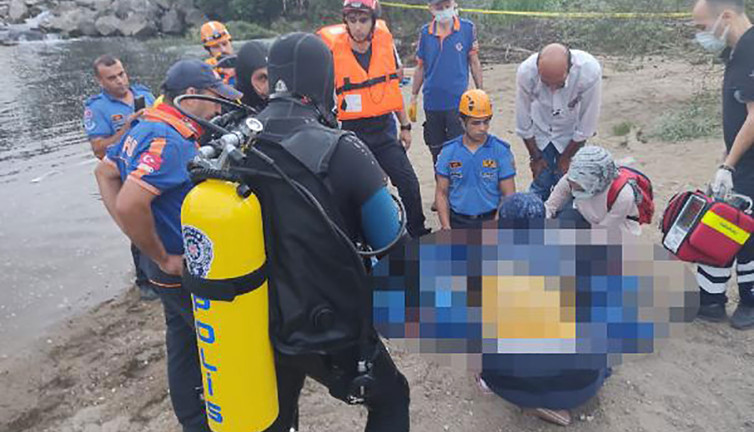 Hamile eşinin önünde boğuldu