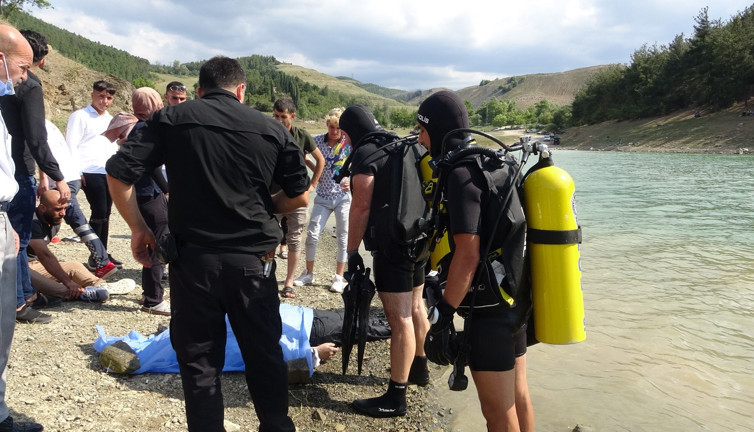 Çocuklarını kurtarmak için suya giren baba boğularak can verdi