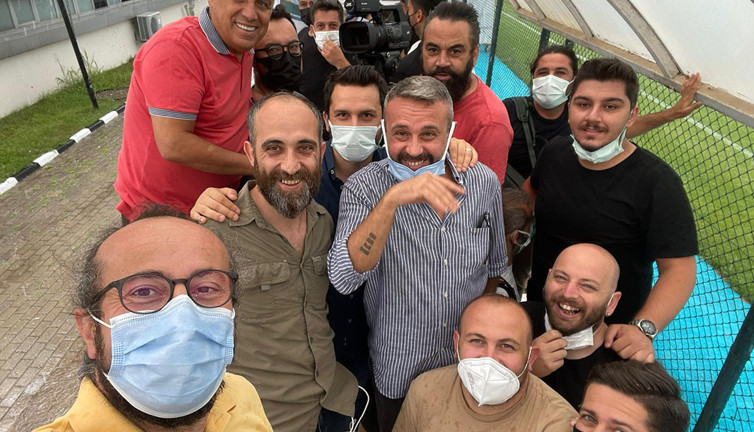 Beşiktaş muhabirlerinden yağmur selfiesi