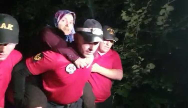 Gülefer anne bulundu. Mehmetçik sırtında taşıdı