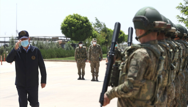 Bakar Akar ve kuvvet komutanları sınır hattında