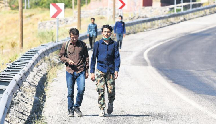 İnsan kaçakçıları tüm organizasyonu bu uygulama ile yönetiyor! İşte kişi başı aldıkları ücret