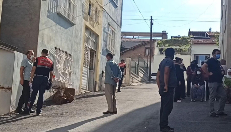 Telefonu açmayan eşini bıçaklayarak öldürdü